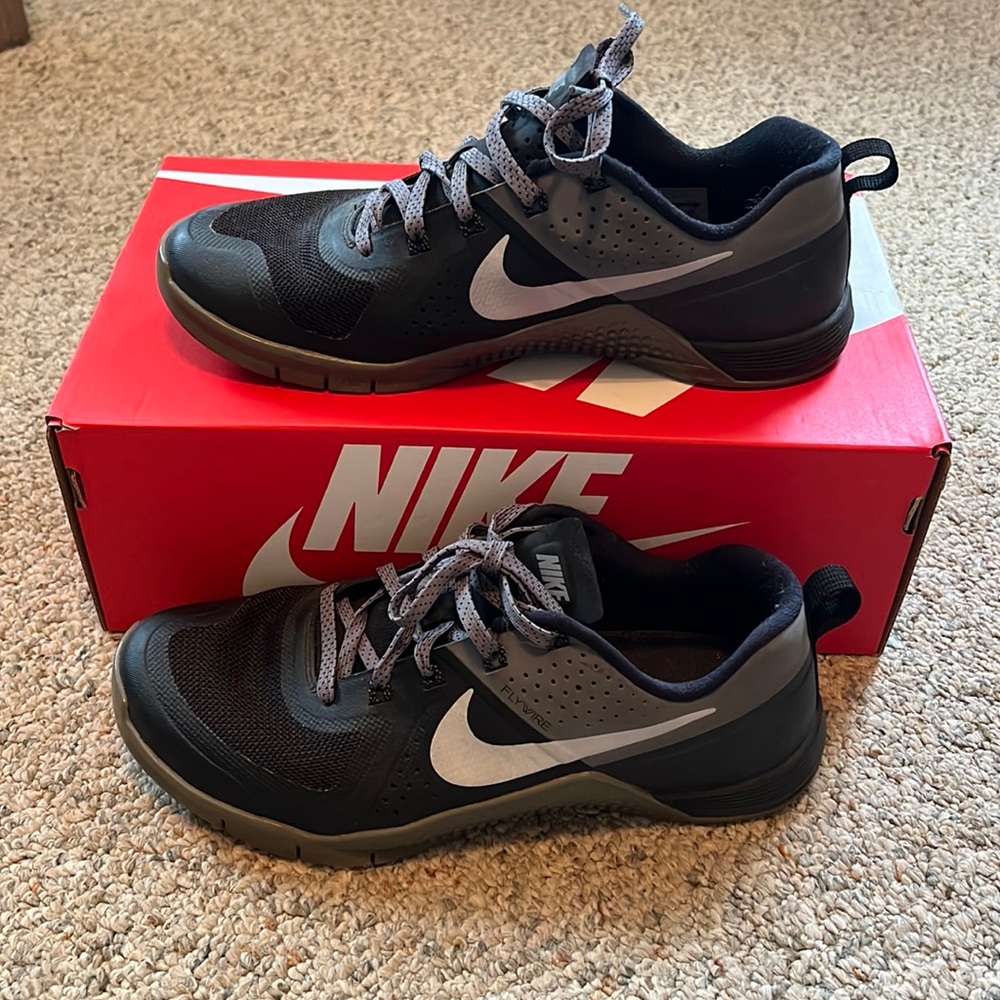 Women’s 8.5 Nike training shoes